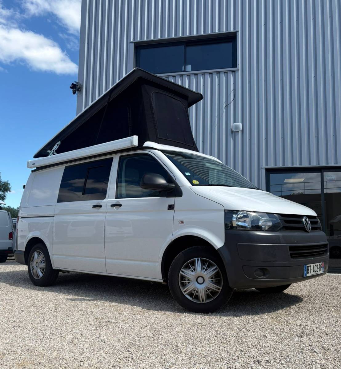 Volkswagen T5 aménagé VASP avec toit relevable BRAM - chauffage stationnaire - store extérieur - hayon - 3 places 4 couchages -  2.0L 104cv
